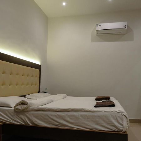 Sanidhya Beach Resort Alibág Kültér fotó