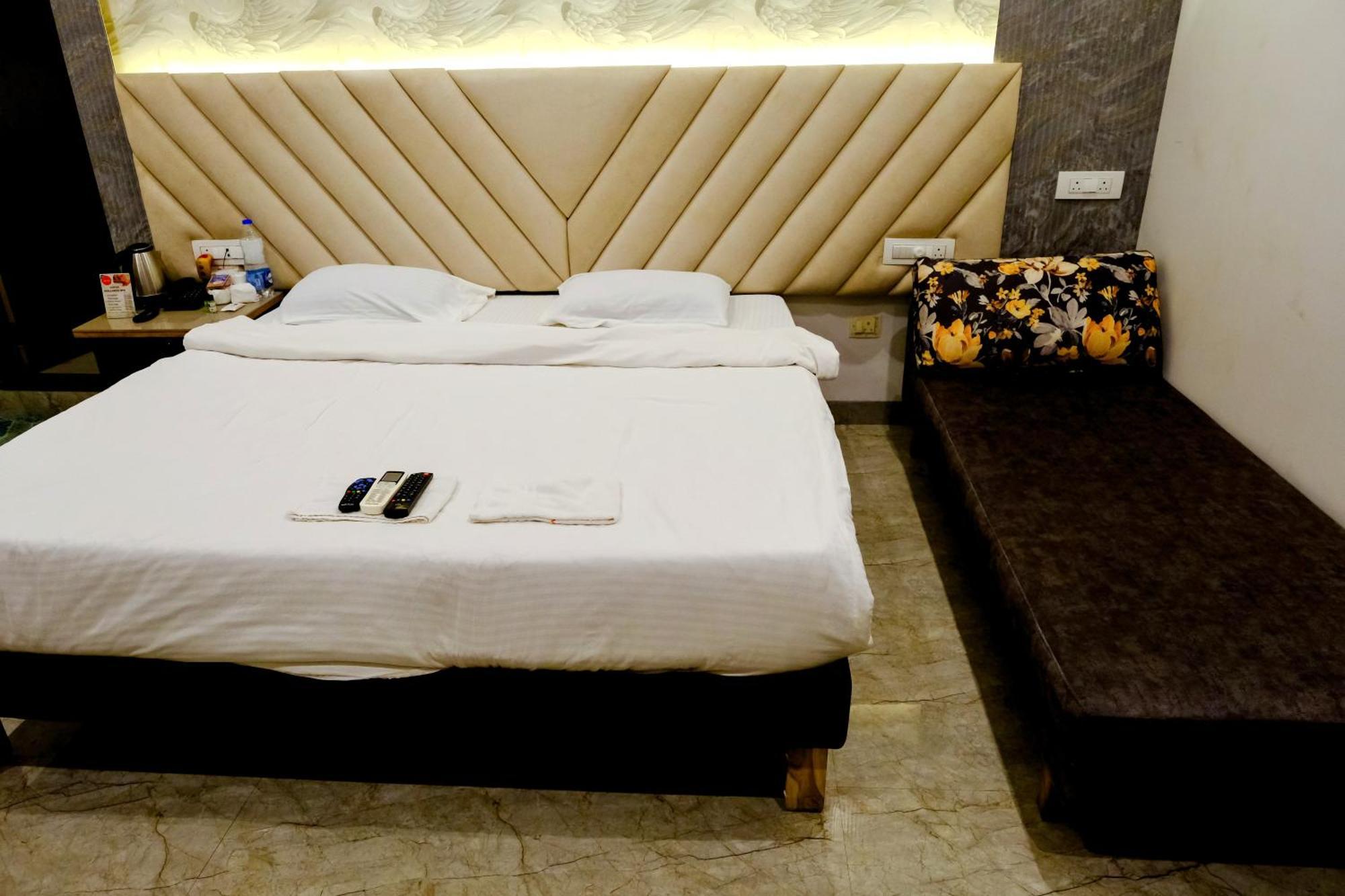 Sanidhya Beach Resort Alibág Kültér fotó
